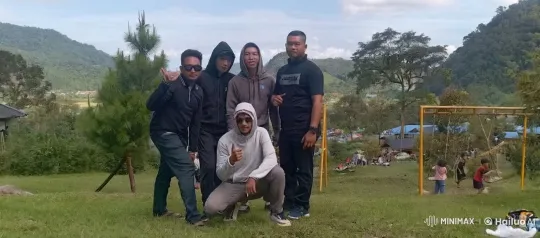 Kungfu Fighters Showcase Agility in Scenic Outdoor Setting – AI Generated Video | Hailuo AI