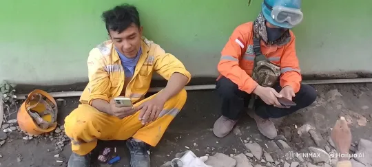 Construction Workers Perform Kungfu in Live2D Animation – AI Generated Video | Hailuo AI