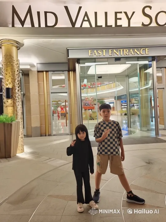 Children's Playful Kungfu Duel at Mid Valley Southkey Entrance – AI Generated Video | Hailuo AI