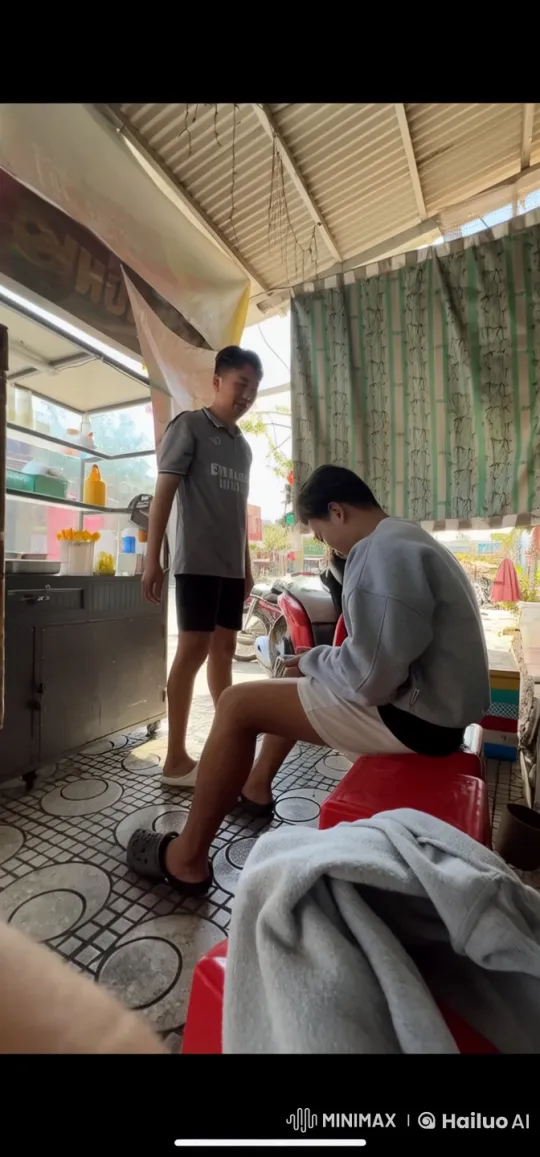 Intense Street Fight in Open-Air Stall with Martial Arts Moves – AI Generated Video | Hailuo AI