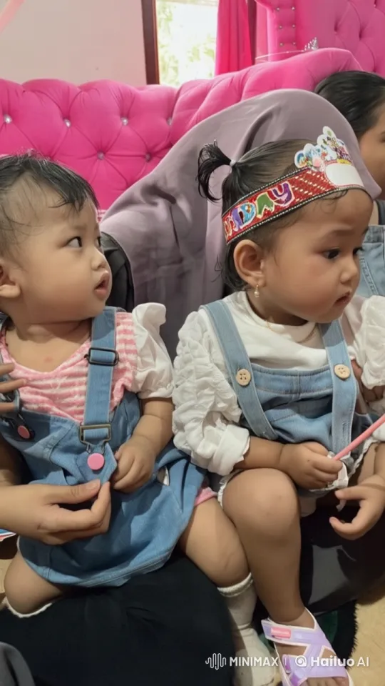 Cute Kids in Denim: Playful Moments Live2D Animation – AI Generated Video | Hailuo AI