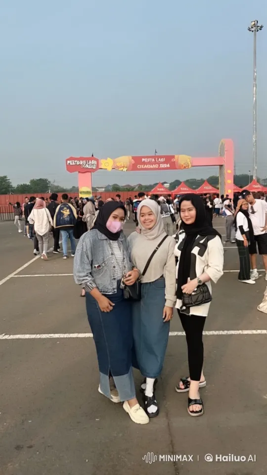 Women Fight Fiercely at 'Pesta Lagi Cikarang 2024' – AI Generated Video | Hailuo AI
