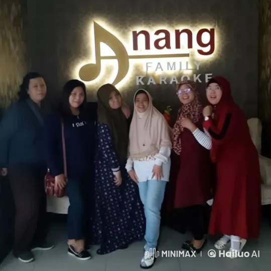 Anang Family Karaoke: Women's Energetic Kungfu Performance – AI Generated Video | Hailuo AI