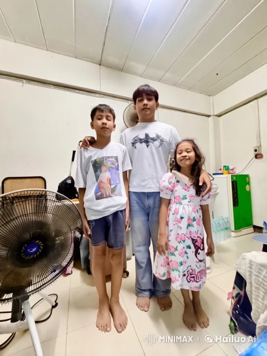 Family Bonding in a Cozy Room Captured by Live2D – AI Generated Video | Hailuo AI