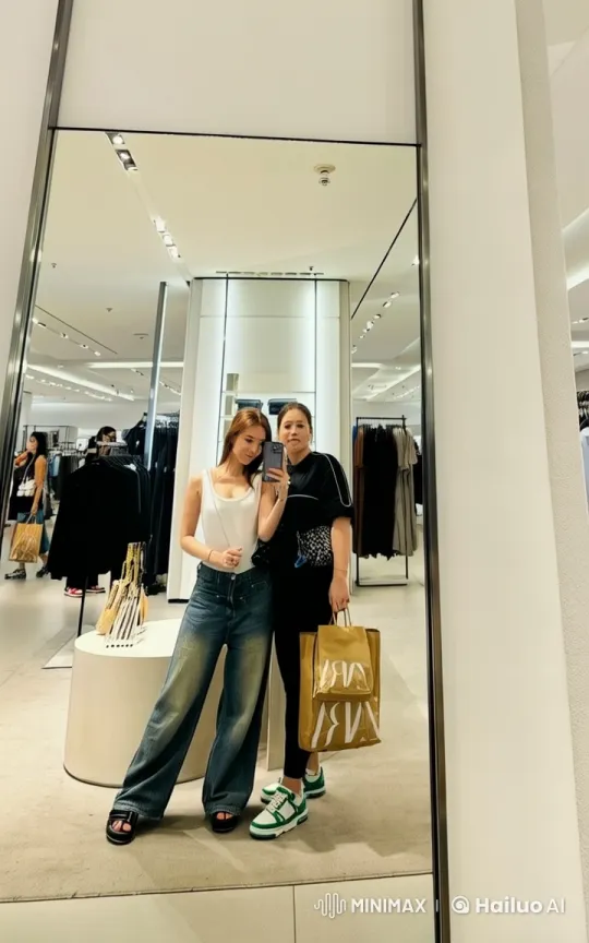 Martial Arts Performance in Modern Clothing Store – AI Generated Video | Hailuo AI