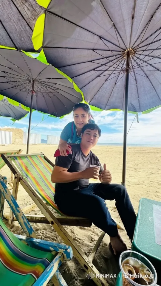 Beach Relaxation Scene with Friends in Live2D Animation – AI Generated Video | Hailuo AI