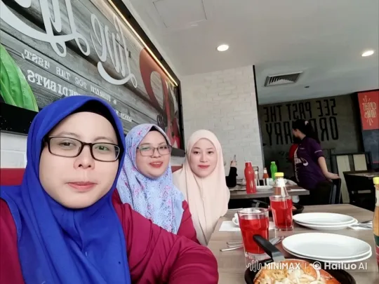 Animated Ladies Practicing Kung Fu at a Lively Restaurant – AI Generated Video | Hailuo AI