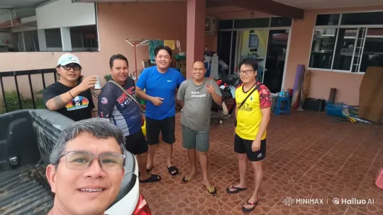 Five Men Practice Kungfu in Lively Outdoor Setting – AI Generated Video | Hailuo AI