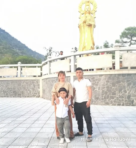 Family in Front of Golden Statue with Peace Sign – AI Generated Video | Hailuo AI