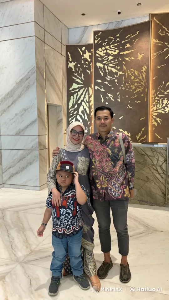Family Watches Child Perform Kung Fu in Elegant Setting – AI Generated Video | Hailuo AI