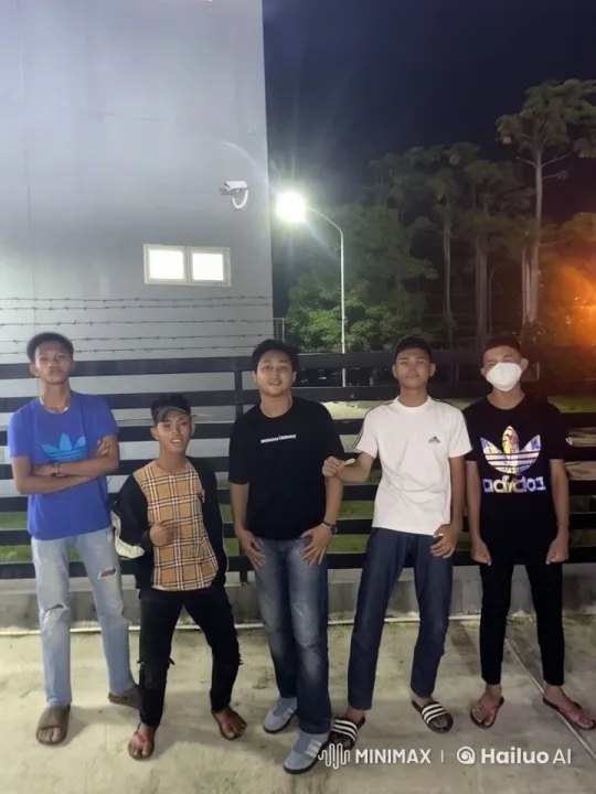 Young Men Perform Kungfu Under Night Lights – AI Generated Video | Hailuo AI
