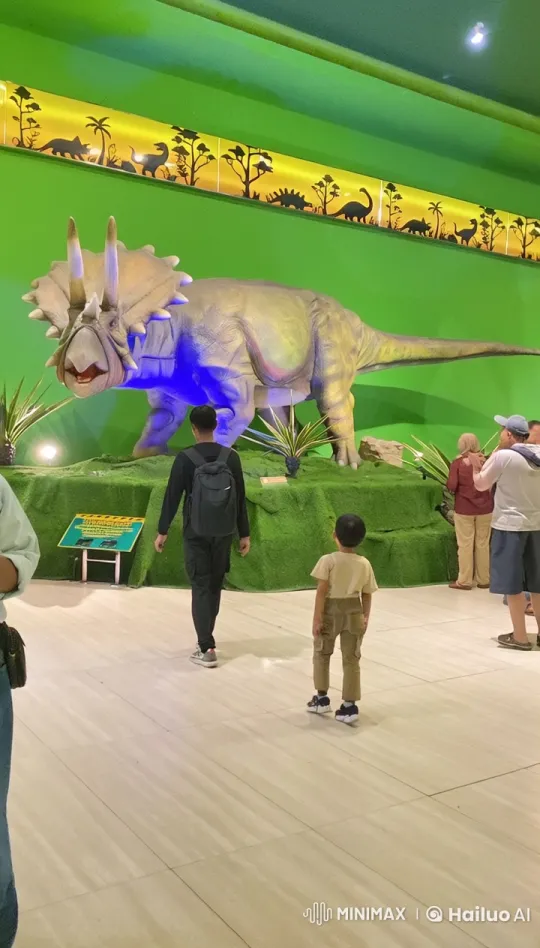 Captivating Animatronic Triceratops Enthralls Visitors – AI Generated Video | Hailuo AI