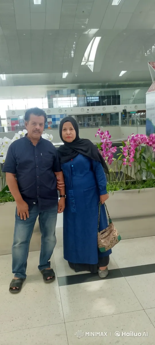Couple Standing in Airport with Animated Swaying Bag – AI Generated Video | Hailuo AI