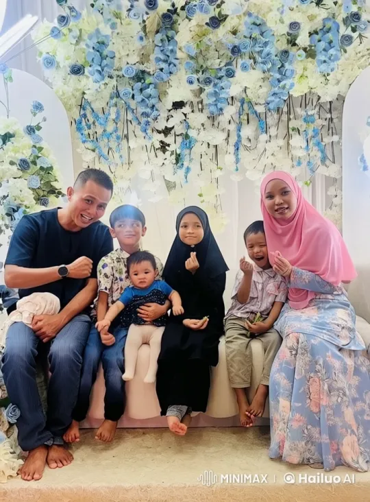 Family Gathering in Live2D with Floral Decor – AI Generated Video | Hailuo AI