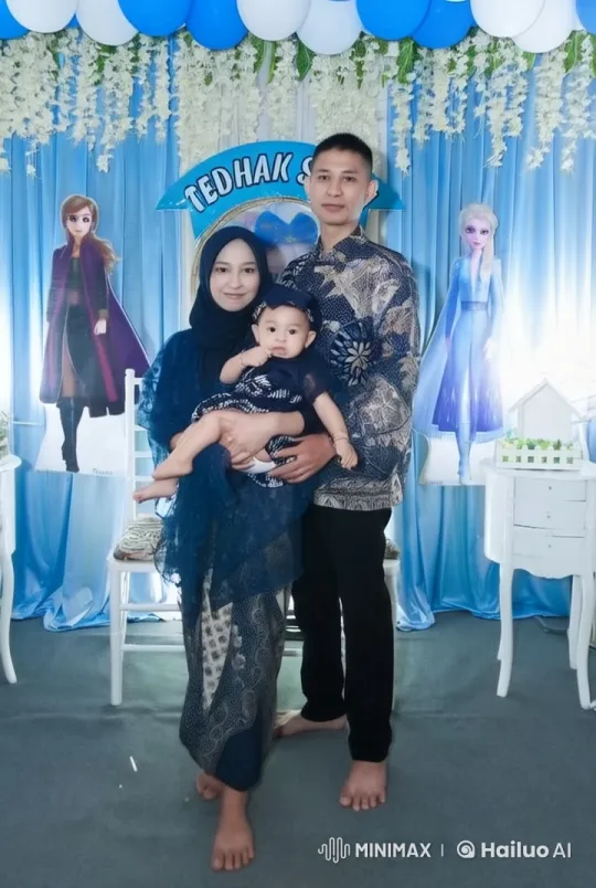 Family Celebrates in Traditional Attire with Live2D Animation – AI Generated Video | Hailuo AI
