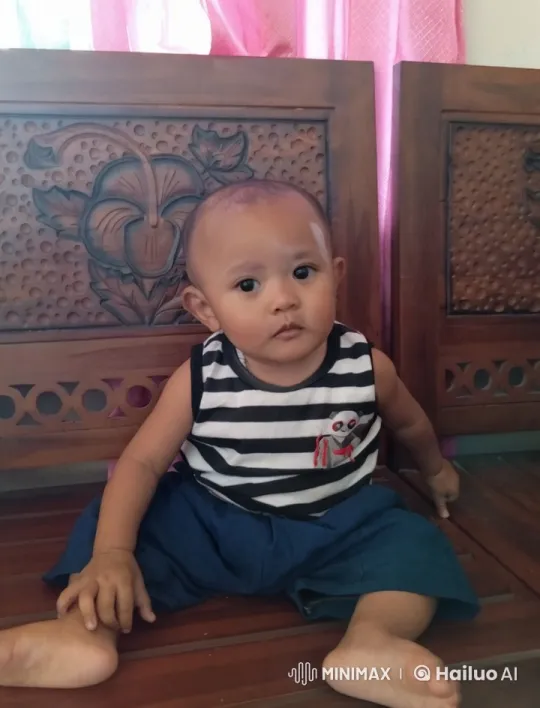 Toddler on Carved Bench in Kungfu-Inspired Outfit – AI Generated Video | Hailuo AI