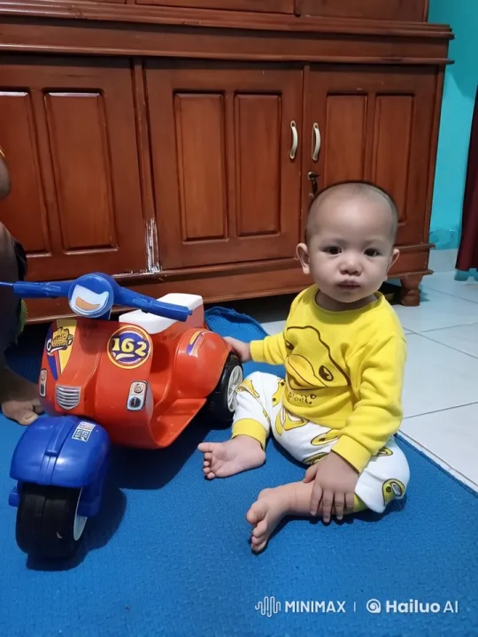 Child's Curiosity and Gentle Kungfu Moves in Live2D Animation – AI Generated Video | Hailuo AI