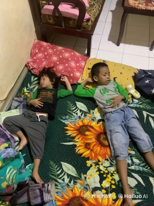 Children's Imaginative Kungfu Play on a Sunflower Blanket – AI Generated Video | Hailuo AI