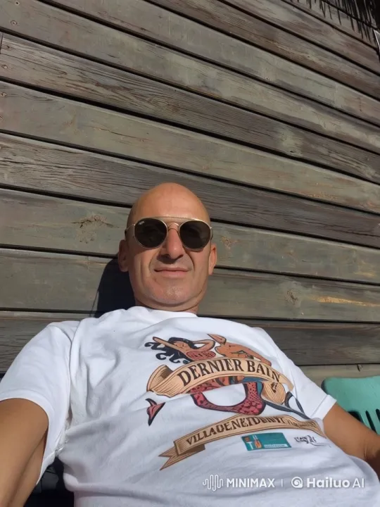 Warm Welcome from a Man in a 'Dernier Bain' Shirt – AI Generated Video | Hailuo AI