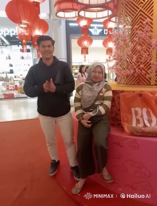 Young Couple Playfully Spar in Decorated Mall – AI Generated Video | Hailuo AI