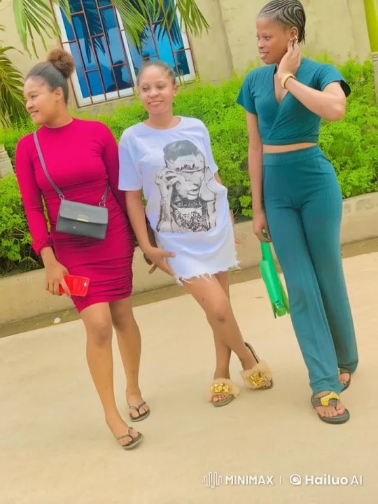 Three Women Perform Kung Fu in Lush Setting – AI Generated Video | Hailuo AI