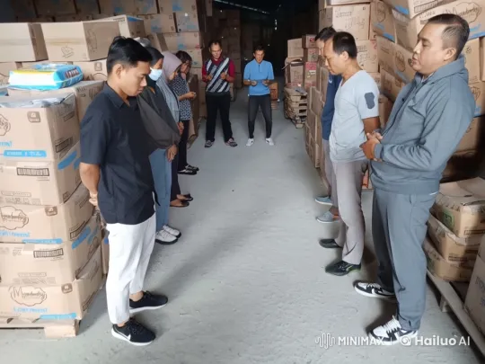 Intense Kung Fu Combat Showcased in Live2D-Rendered Warehouse Scene – AI Generated Video | Hailuo AI