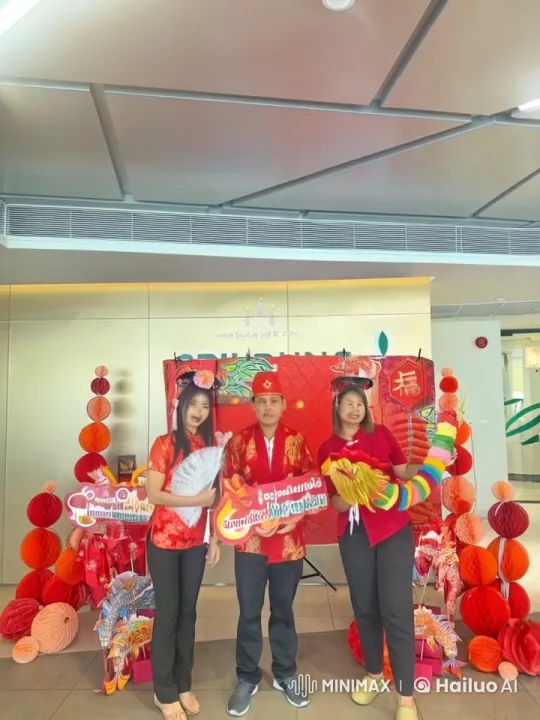 Thai Cultural Celebration with Traditional Attire and Props – AI Generated Video | Hailuo AI