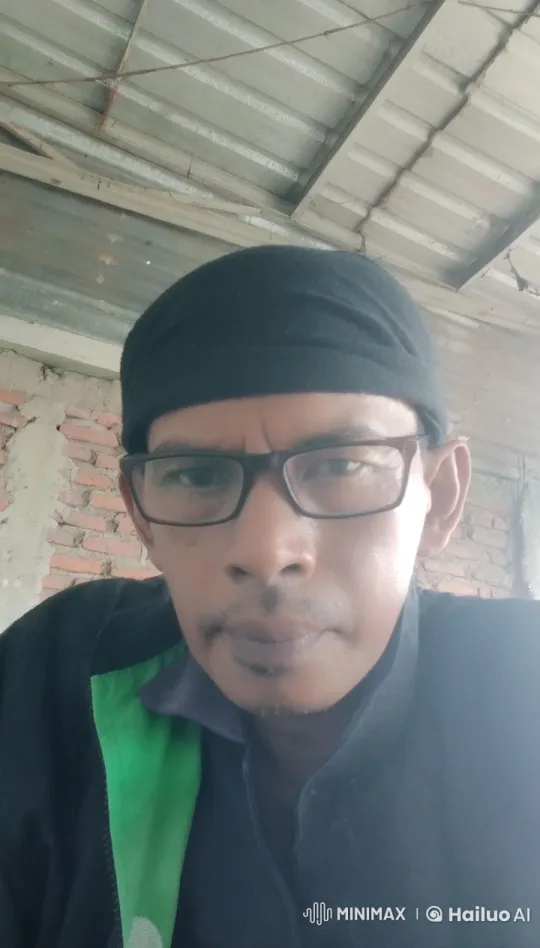 Kung Fu Practitioner Showcases Skills in Corrugated Building – AI Generated Video | Hailuo AI