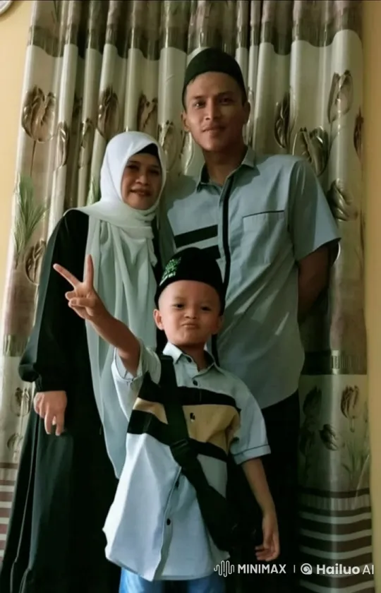 Family Supports Child's Live2D Kung Fu Display – AI Generated Video | Hailuo AI