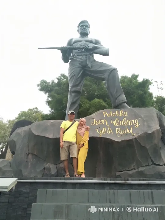 Couple Witnesses Soldier Statue Ascend Against Sky – AI Generated Video | Hailuo AI