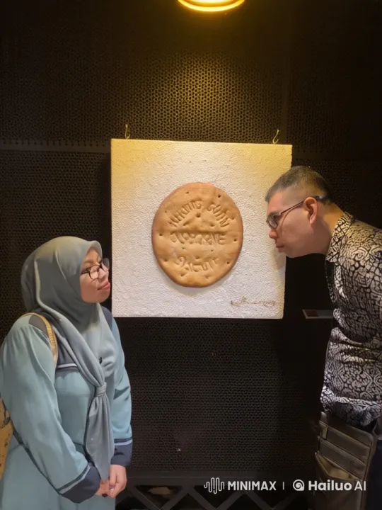 Live2D Gallery Fight: Kung Fu Duo vs Biscuit Artwork – AI Generated Video | Hailuo AI