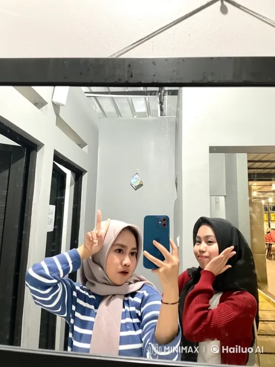 Women Pose for Selfie, Transition into Live2D Combat – AI Generated Video | Hailuo AI