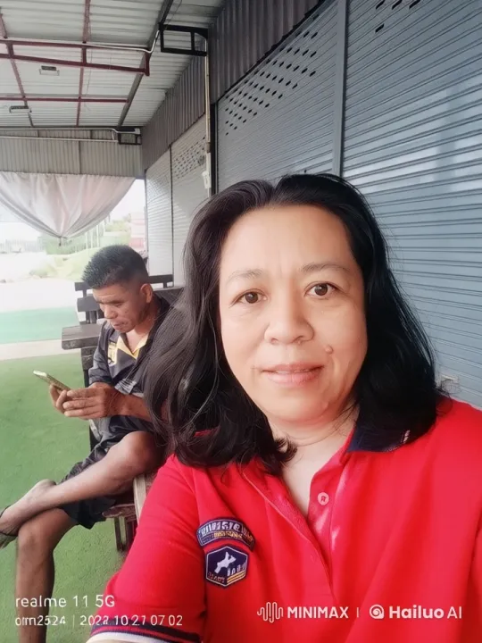 Two Individuals Enjoying a Casual Outdoor Moment – AI Generated Video | Hailuo AI