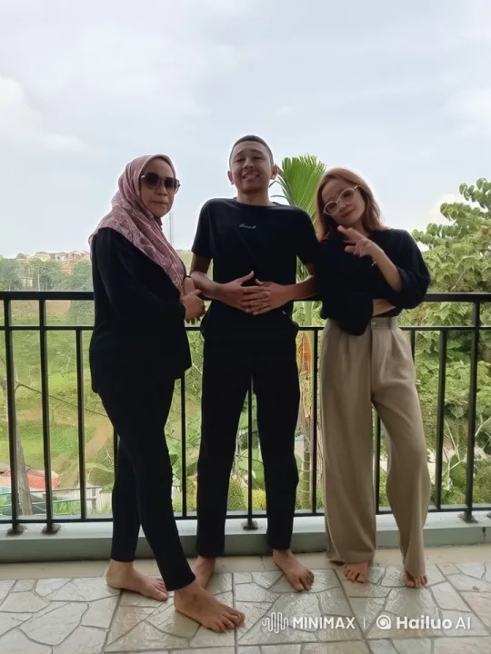 Live2D Animation: Trio Practices Kungfu on Balcony – AI Generated Video | Hailuo AI