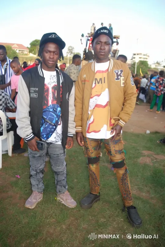 Trendy Streetwear Duo Engage in Energetic Kung Fu Fight – AI Generated Video | Hailuo AI