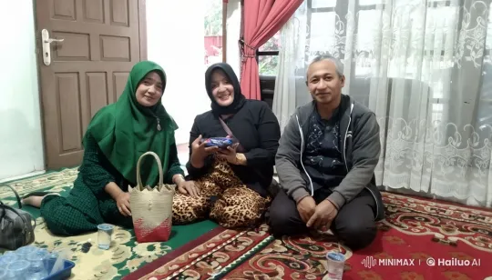 Three Individuals Arguing on a Patterned Rug – AI Generated Video | Hailuo AI