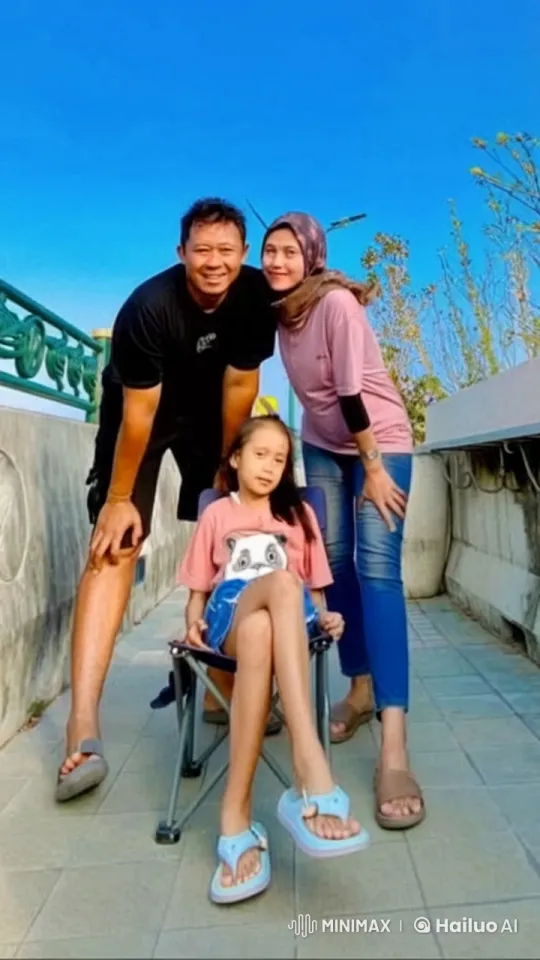 Family Showcases Martial Arts Skills in Live2D Animation – AI Generated Video | Hailuo AI