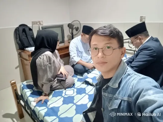 Live2D Animation: Group in Room Showcases Selfie and Kungfu Poses – AI Generated Video | Hailuo AI