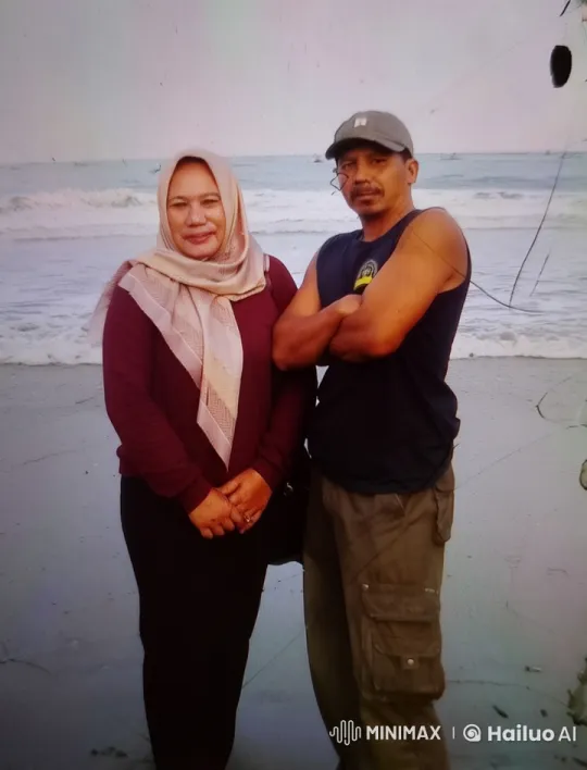 Two People on a Beach with Ocean Waves Background – AI Generated Video | Hailuo AI