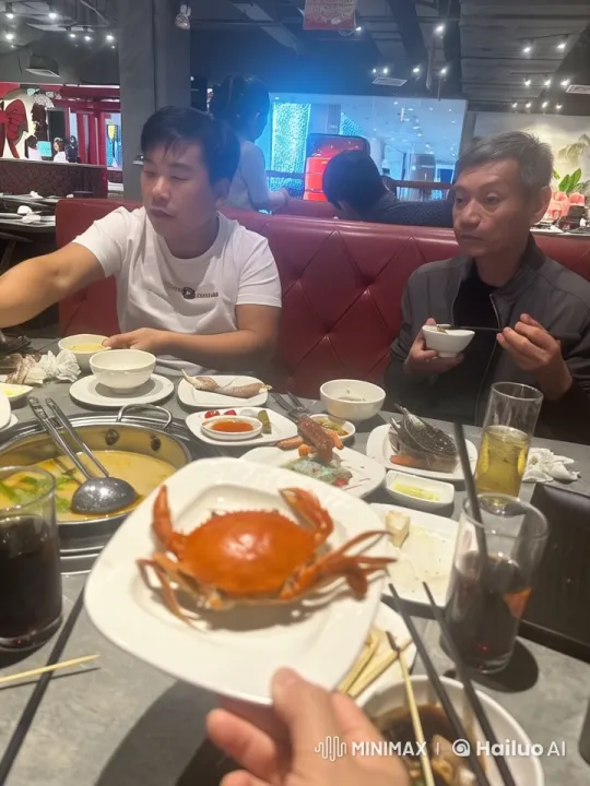 Kung Fu Masters Engage in Dynamic Fight at Lively Seafood Restaurant – AI Generated Video | Hailuo AI