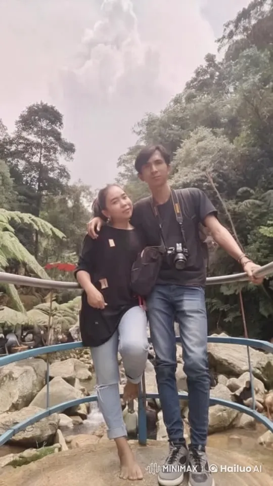 Live2D Animation: Couple's Dynamic Kungfu on a Bridge – AI Generated Video | Hailuo AI