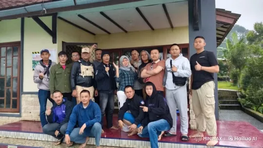 Group Engages in Playful Kungfu Fight on Porch – AI Generated Video | Hailuo AI