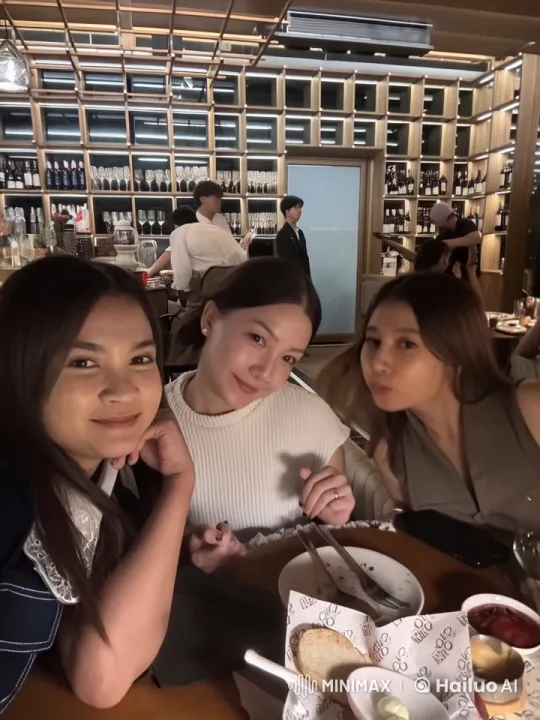 Live2D Animation: Friends Blend Socializing with Kung Fu in Bar – AI Generated Video | Hailuo AI