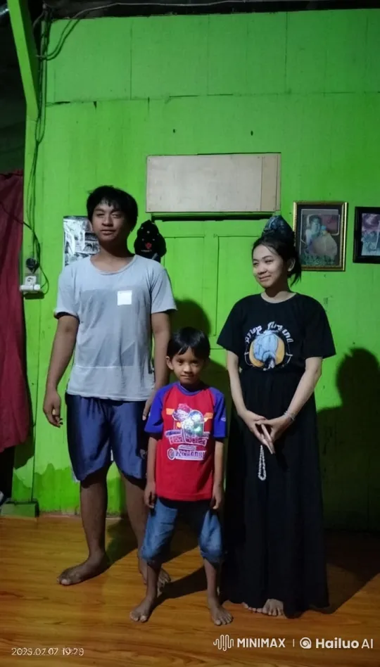Energetic Kung Fu Trio Showcases Versatility in Coordinated Routine – AI Generated Video | Hailuo AI