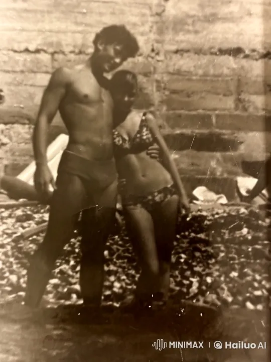 Vintage Love Embrace Captured in Live2D Animation – AI Generated Video | Hailuo AI