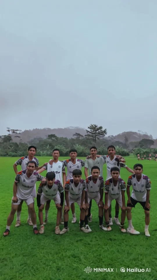 Soccer Players Perform Martial Arts in Lush Grassland Setting – AI Generated Video | Hailuo AI