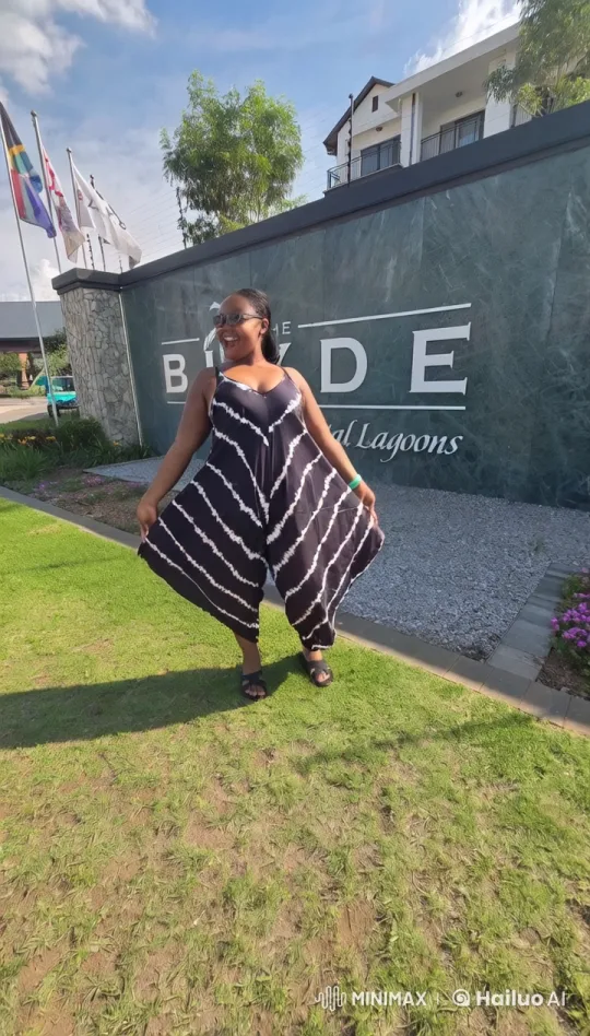 Woman Performs Kung Fu in Striking Outfit at Blyde Lagoons – AI Generated Video | Hailuo AI