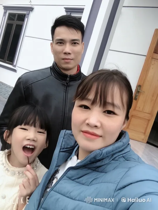 Family Portrait: Live2D Animated Scene – AI Generated Video | Hailuo AI