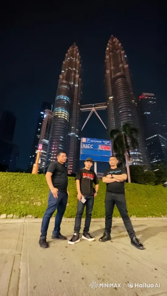 Nighttime Kung Fu Display at Petronas Towers – AI Generated Video | Hailuo AI