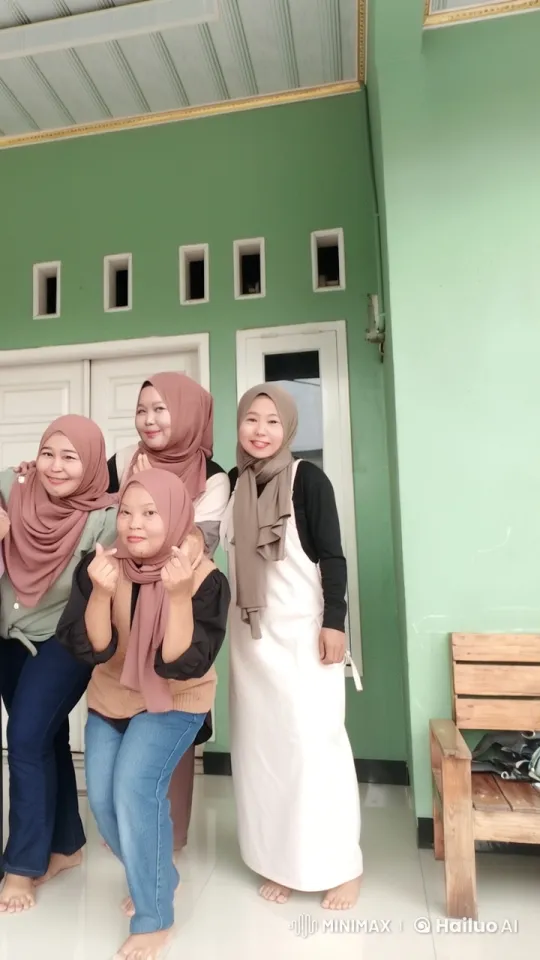 Live2D Video: Hijab-Wearing Friends Enjoy Kungfu Poses – AI Generated Video | Hailuo AI